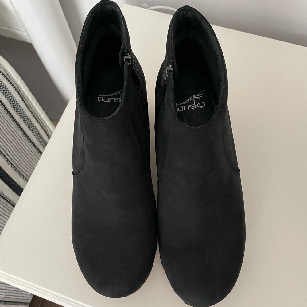 Dansko // Maria Black Milled Nubuck Size 37